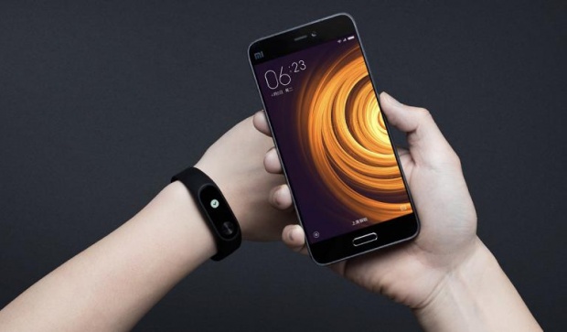 10 лучших недорогих подарков ко Дню святого Валентина – Фитнес-трекер Xiaomi Mi Band 2