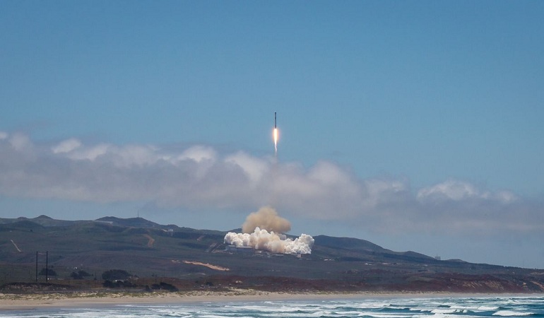 SpaceX выведет на орбиту сразу 64 спутника