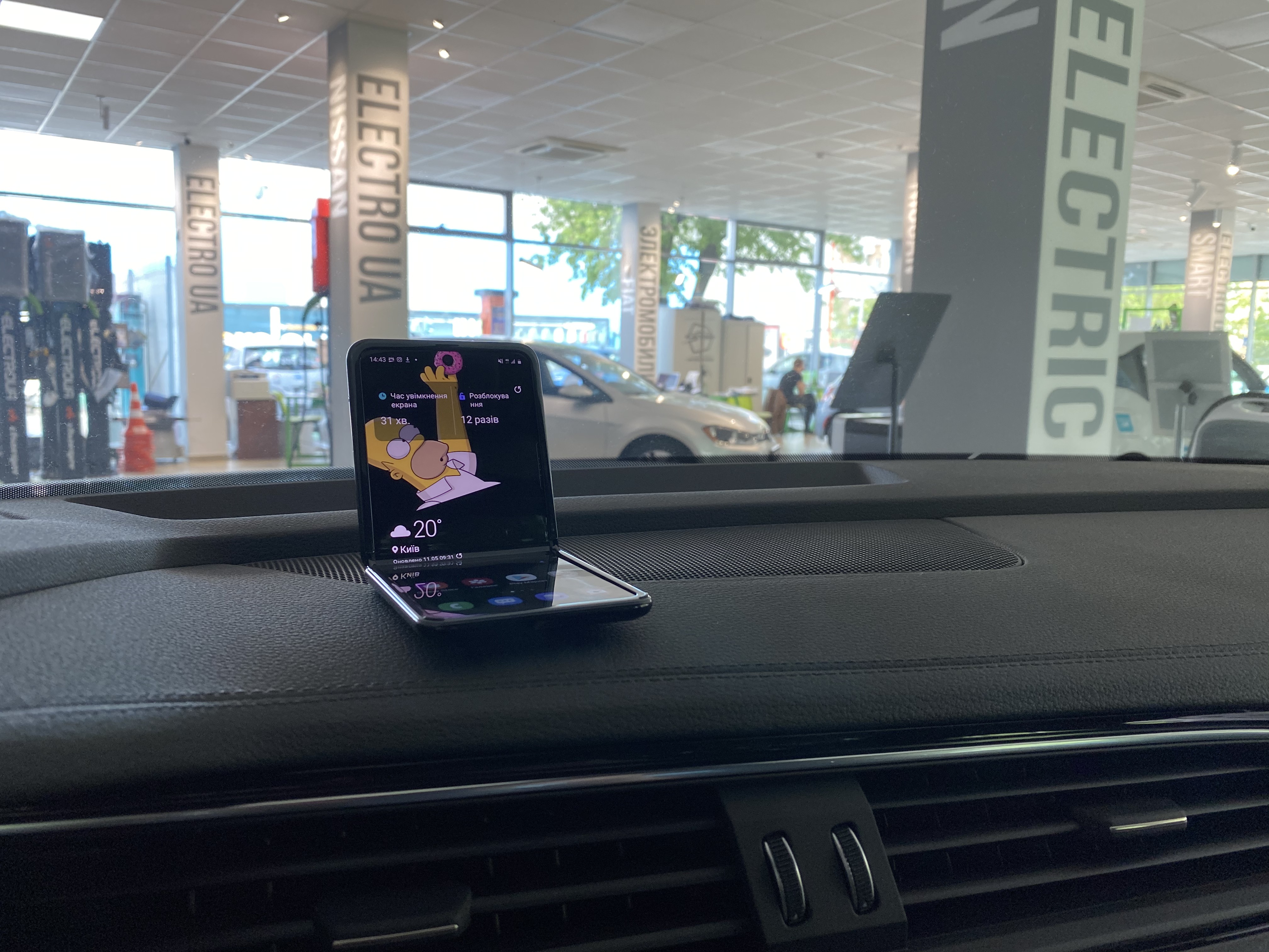 galaxy-z-flip-incar-02