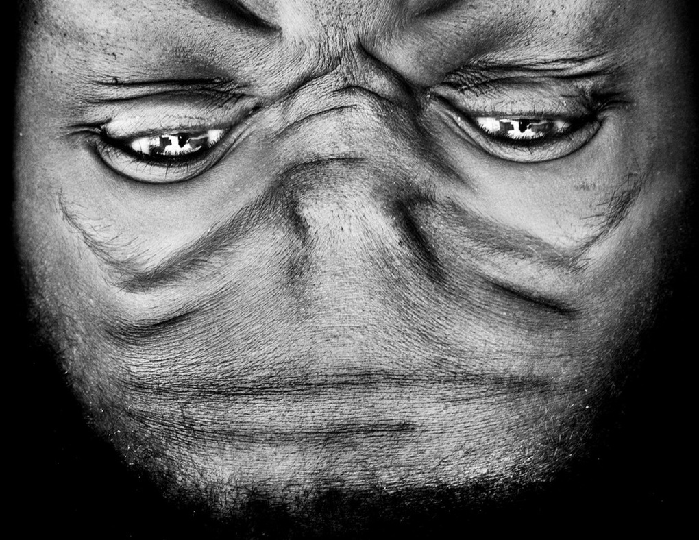 Анелия Лаубсер-портреты людей вверх тормашками фото 8