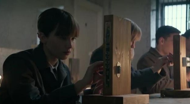 Что посмотреть в кино – премьеры с 1 по 7 марта 2018 – Красный воробей кадр из фильма 2