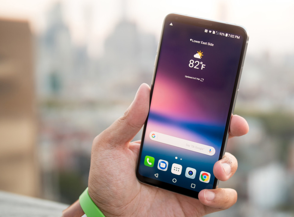 LG V30-гаджет в руках LG V30-гаджет в руках