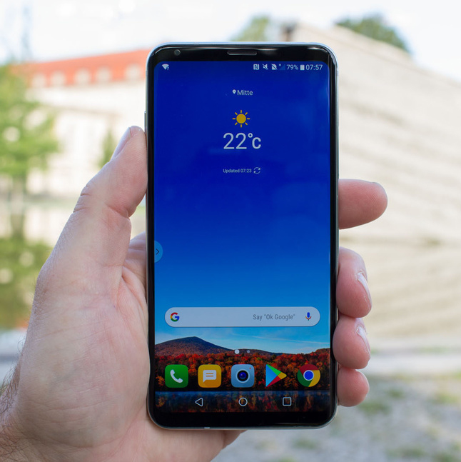 LG V30-смартфон в руках LG V30-смартфон в руках