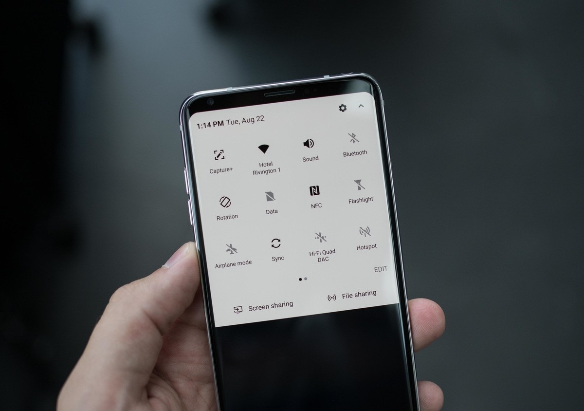 LG официально представила новый флагманский смартфон LG V30 – фото 10