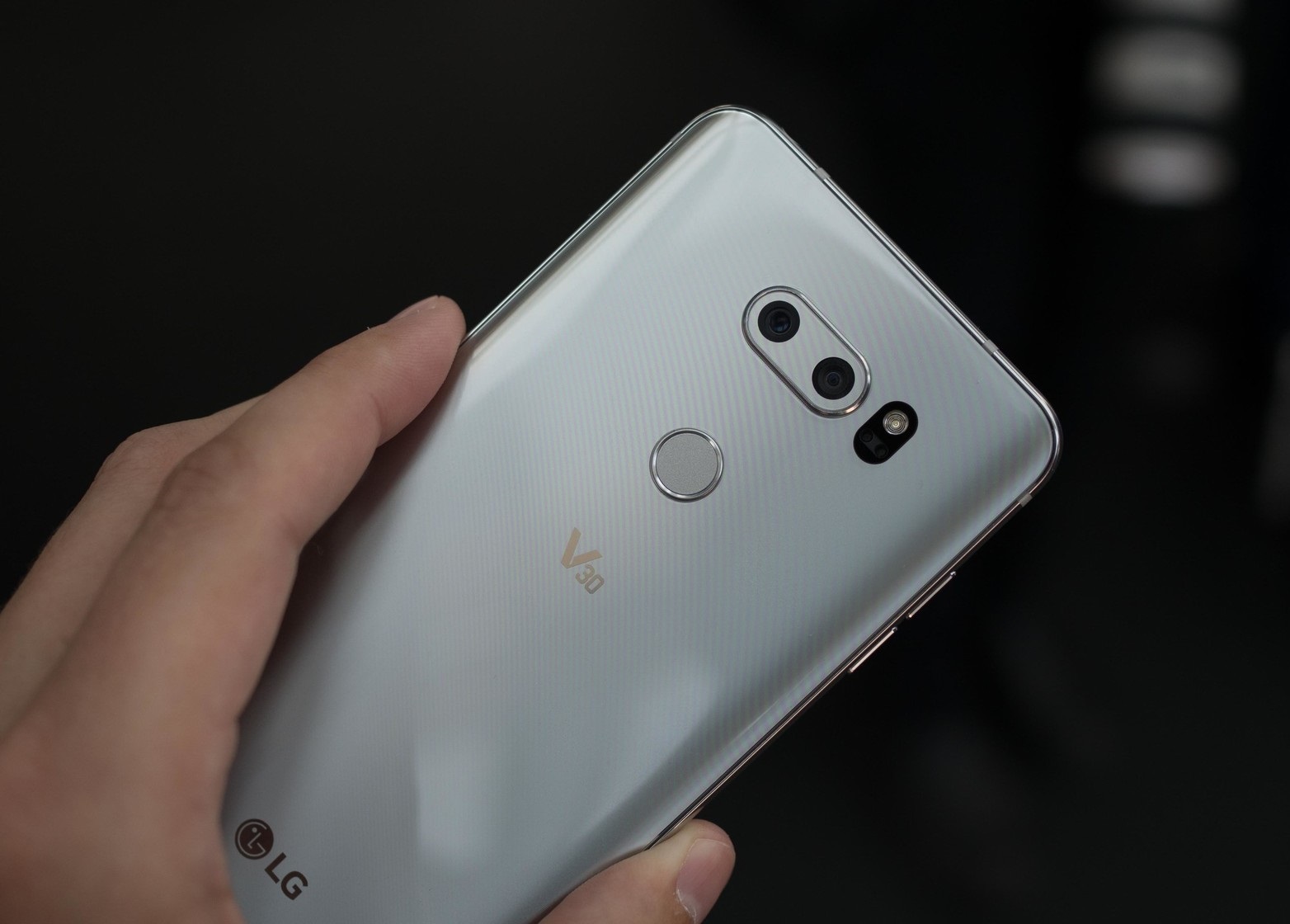 LG официально представила новый флагманский смартфон LG V30 – фото 2