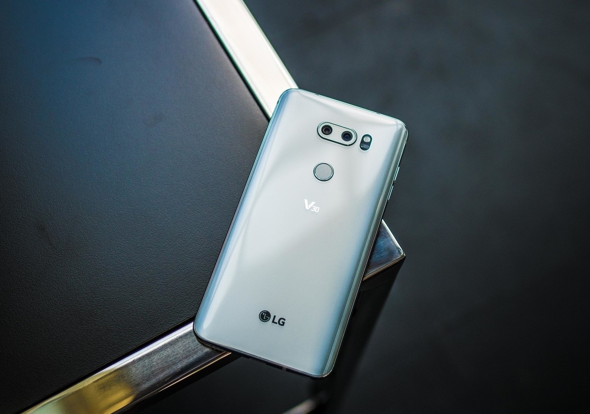 LG официально представила новый флагманский смартфон LG V30 – фото 5