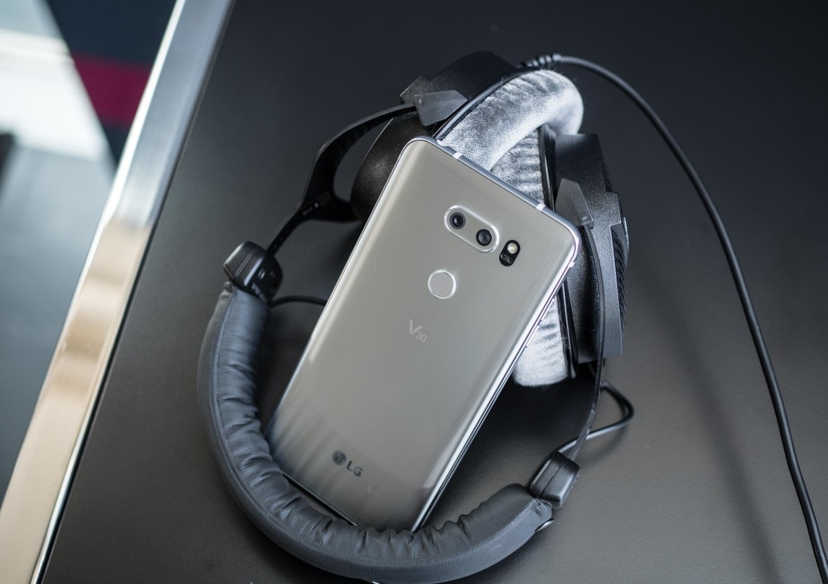 LG официально представила новый флагманский смартфон LG V30 – фото 6
