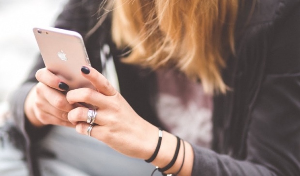 Лучшие и актуальные идеи подарков к 8 марта – iPhone в руках