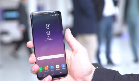 Приходи в АЛЛО и познакомься с Samsung Galaxy S8 – Galaxy S8 в руках