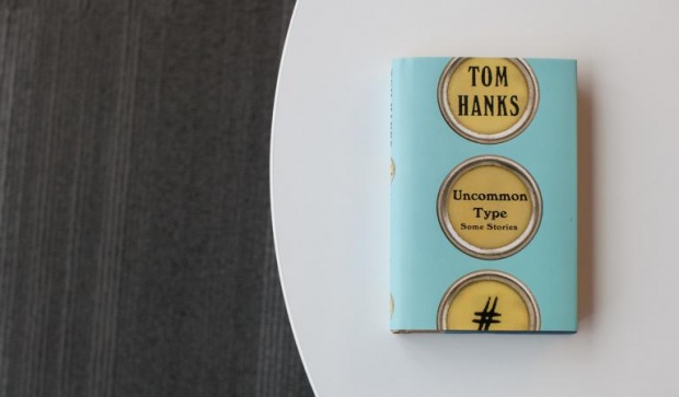 С книгой по жизни что мы читали в 2017 году – Том Хэнкс Уникальный экземпляр на английском