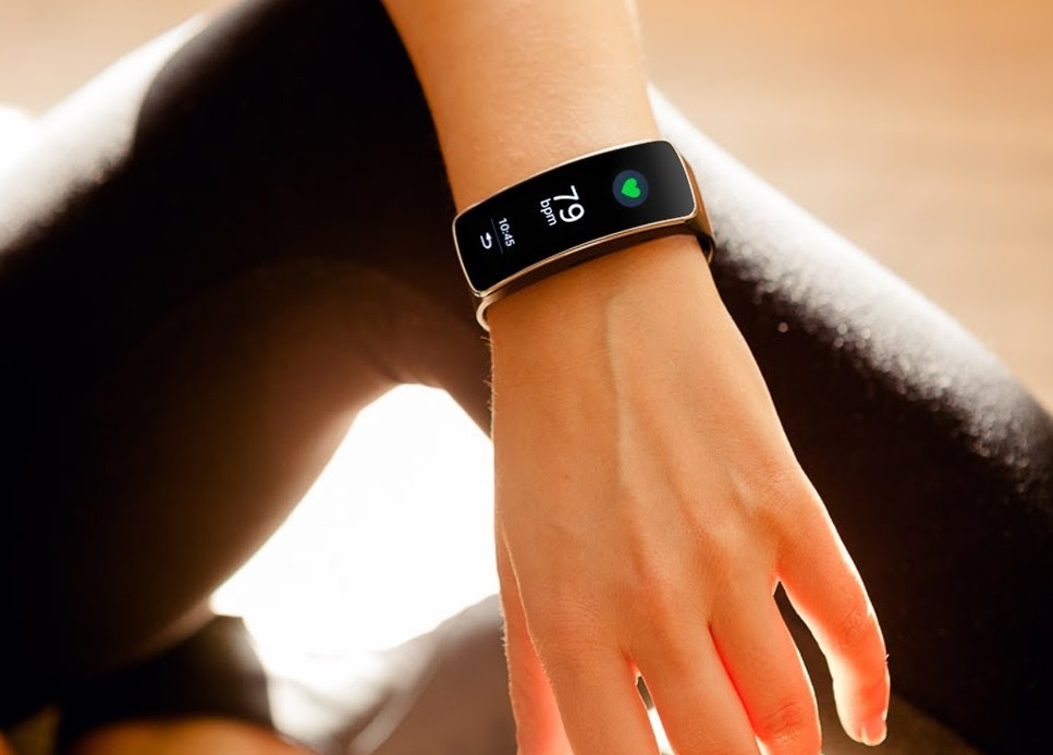 Samsung Gear Fit-на руке Samsung Gear Fit-на руке