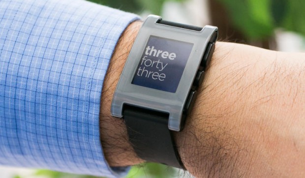 Смарт-часы Alcatel, Pebble и TomTom обзор популярных моделей – Pebble 301 на руке