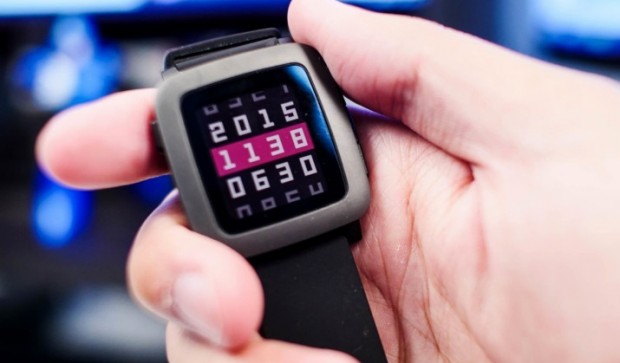 Смарт-часы Alcatel, Pebble и TomTom обзор популярных моделей – Pebble Time в руке