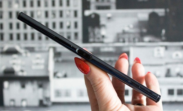 Sony Xperia XZ Premium-смартфон в руке эргономичность фото 3