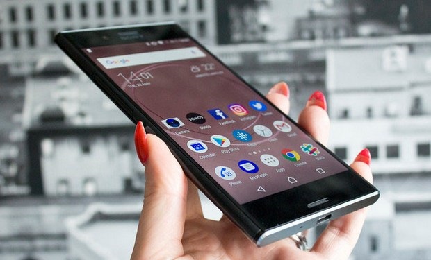 Sony Xperia XZ Premium-смартфон в руке эргономичность