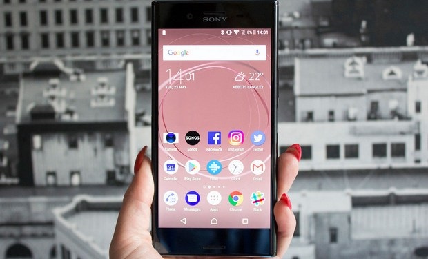 Sony Xperia XZ Premium-смартфон в руке