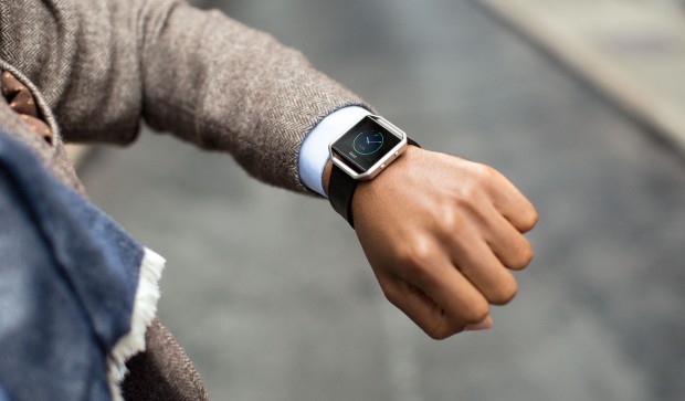 Топ-20 лучших смарт-часов и фитнес-трекеров 2017 года – Fitbit Blaze на руке